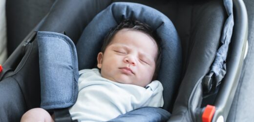 Matka zostawiła niemowlę w samochodzie i poszła na zakupy. Interweniowała policja