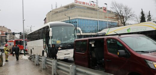 Kraków: Autokar z dziećmi wjechał w samochód dostawczy na moście Dębnickim