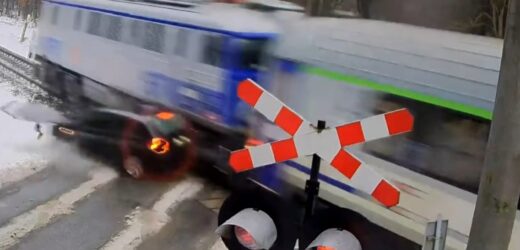 Wjechał na czerwonym świetle prosto pod pociąg. Przerażające nagranie