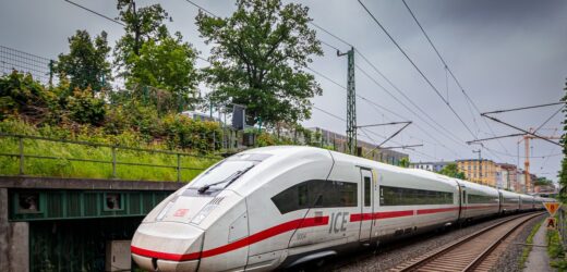 Jechał na zewnątrz pociągu trzymając się kabli. Maszyna pędziła pond 200 km na godz.