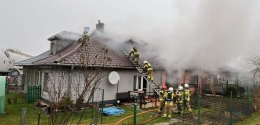 Pożar budynku wielorodzinnego w Wałczu Drugim. Z płomieni uciekło 11 osób