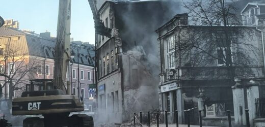 „Bardzo niebezpieczna i ryzykowna robota”. Rozbiórka kamienicy w centrum Lublina