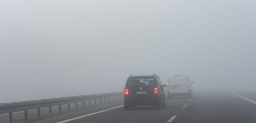 Gęsta mgła niemal w całym kraju. Alerty w 15 województwach