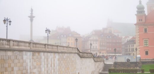 Gęsta mgła w 13 województwach. IMGW wydało ostrzeżenia