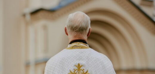 Zażalenie na brak aresztu dla księdza z Sosnowca. W jego mieszkaniu zmarł mężczyzna