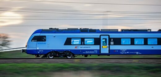 Niebezpieczna sytuacja na torach. Lokomotywa wjechała w leżący przedmiot