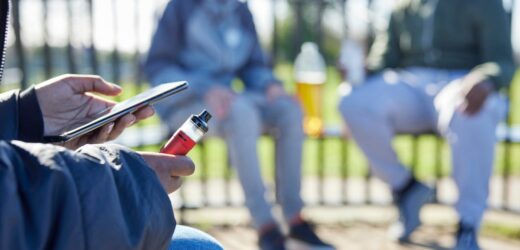 Będzie zakaz sprzedaży nieletnim e-papierosów i saszetek z nikotyną