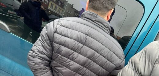 Porzucili auto w rzece i uciekli. Policjanci zatrzymali włamywaczy w Gdańsku