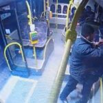 Atak na 15-latka w autobusie. Napastnik przystawił mu nóż do gardła