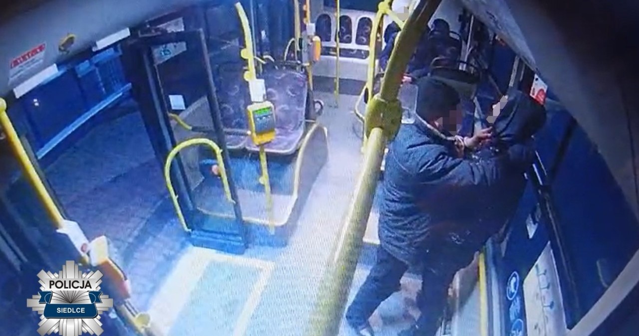 Atak na 15-latka w autobusie. Napastnik przystawił mu nóż do gardła