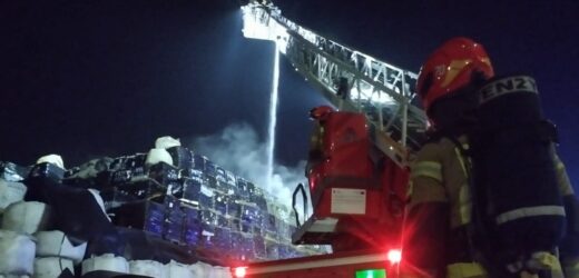 Pożar składowiska odpadów koło Radomska. „Zamknijcie okna”