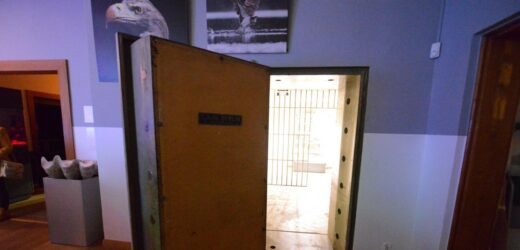 Stuletni sejf otwiera drzwi. Zobacz, co kryje!