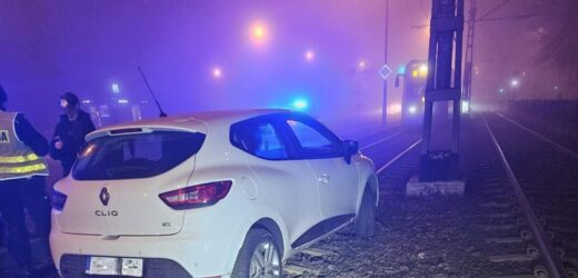 Prawie 300 metrów jechała po torowisku. Wszystko przez gęstą mgłę