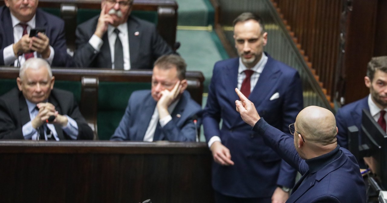 Sejm uchwalił „lex Romanowski”. Nowe przepisy dot. uposażeń posłów