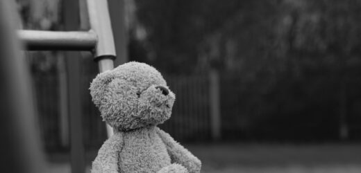 „Tata mnie pobił „. Jest areszt dla mężczyzny podejrzanego o znęcanie się nad 5-latką