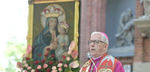 Skompromitowany arcybiskup udziela sakramentów