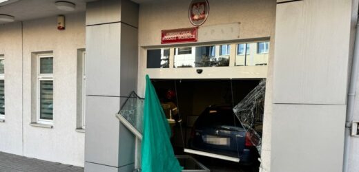 Wjechał autem do komisariatu policji. 45-letni Gruzin z zarzutami