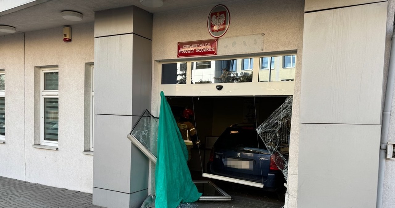 Wjechał autem do komisariatu policji. 45-letni Gruzin z zarzutami