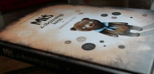 „Miś z obozowego koca”. Jak opowiedzieć dzieciom o losie kilkuletnich więźniów Auschwitz?