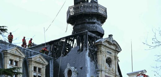 „Sytuacja przypomina Notre-Dame”. Pożar zabytkowego ratusza w Paryżu