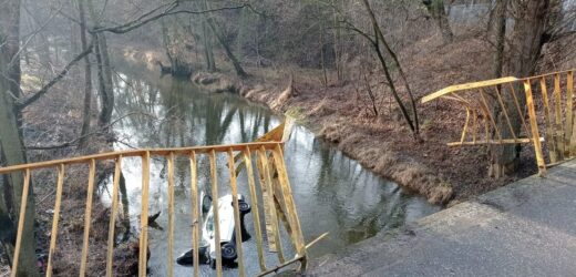Auto spadło z mostu do rzeki. Świadkowie ruszyli na pomoc