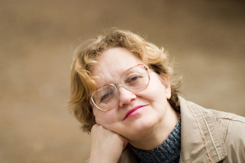 „Wyprany” z energii wygląd. Oto nietrafiony pomysł na koloryzację przy dojrzałej cerze