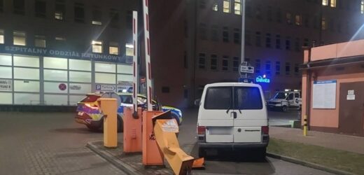 Pościg za pijanym kierowcą. Jechał pod prąd i wyłamał szlaban przed szpitalem