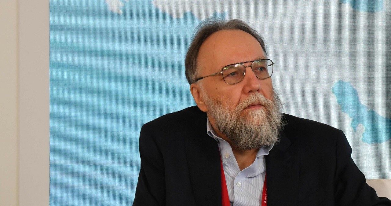 Ciało Putina w Mauzoleum Lenina, a zdobyczne flagi krajów Europy wokół. Dugin ma pomysł