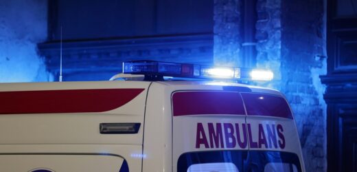 Obudził się i chciał wyjść z karetki. Uderzył ratownika medycznego