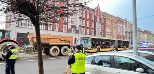 Zderzenie autobusu z traktorem w Gliwicach. Są ranni