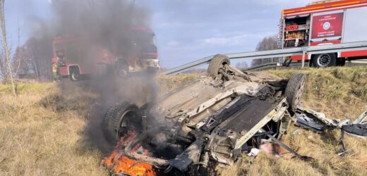 Uciekał przed policją, uderzył w bariery. Samochód stanął w płomieniach