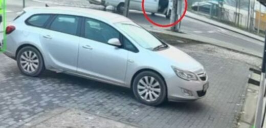 Kobieta wypadła z samochodu na rondzie. Policja publikuje nagranie