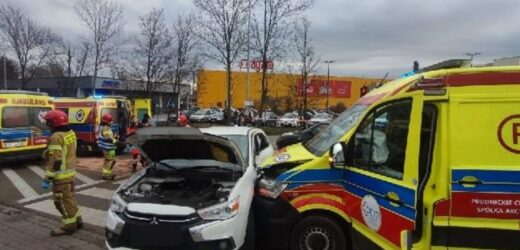 Karetka zderzyła się z SUV-em w Opolu. 6 osób poszkodowanych