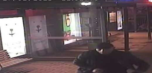 ​Motorniczy dostał pięścią w twarz. Zareagował na przemoc na przystanku [NAGRANIE]