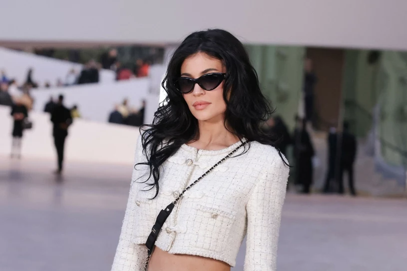 Kylie Jenner pokazała się w stroju Chanel. Zrobiła to w gorący sposób