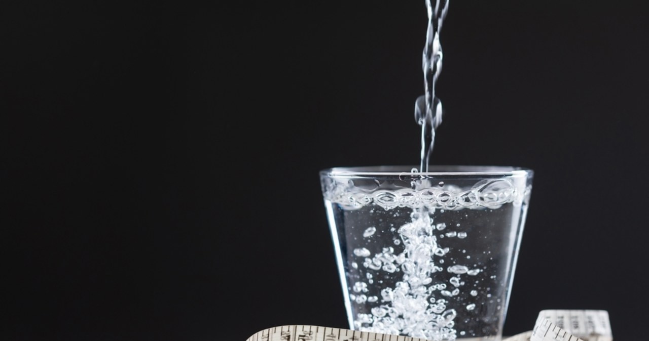 Woda gazowana czy niegazowana? Jedna z nich pomoże Ci schudnąć!