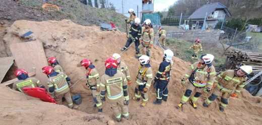 Na robotników osunęła się ziemia. 2 osoby trafiły do szpitala