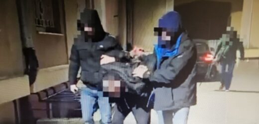 Nożownik z Warszawy zatrzymany. Trafił już do aresztu