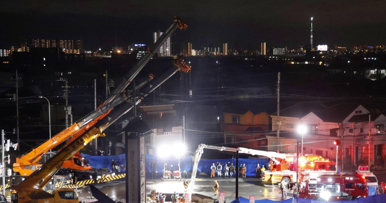 Ogromny lej pochłonął ciężarówkę. Kierowca utknął pod ziemią