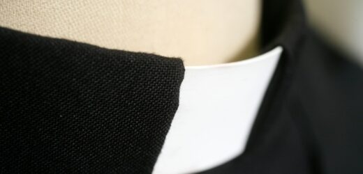 Ksiądz wykonał salut rzymski jak Musk i już nie jest księdzem