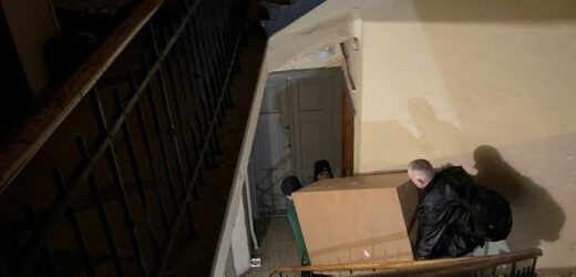 Ściany kamienicy w Lublinie zaczęły pękać. Lokatorzy wywożą swój dobytek