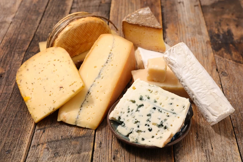 Bakterie w popularnym serze. Wydano ostrzeżenie i apel do klientów marketu