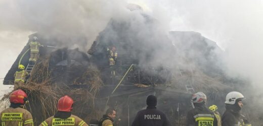 Pożar budynku w Mikołajkach. Na zdjęciach widać kłęby dymu