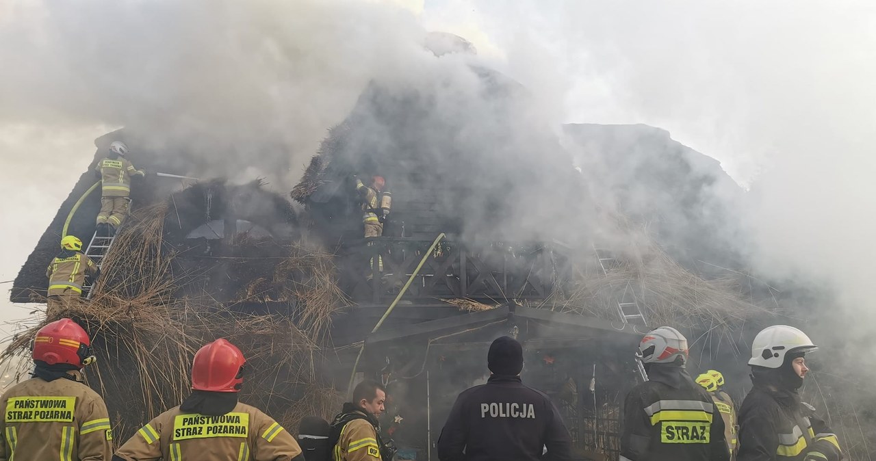 Pożar budynku w Mikołajkach. Na zdjęciach widać kłęby dymu