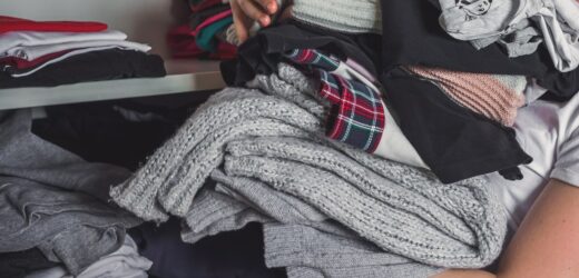 Brudne i zniszczone ubrania trafiają do… bibliotek w Gdyni