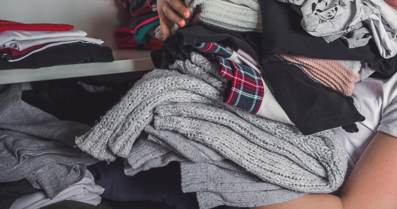 Brudne i zniszczone ubrania trafiają do… bibliotek w Gdyni