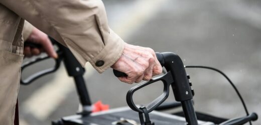 ​Opiekun osoby starszej po raz pierwszy na liście bardzo potrzebnych zawodów