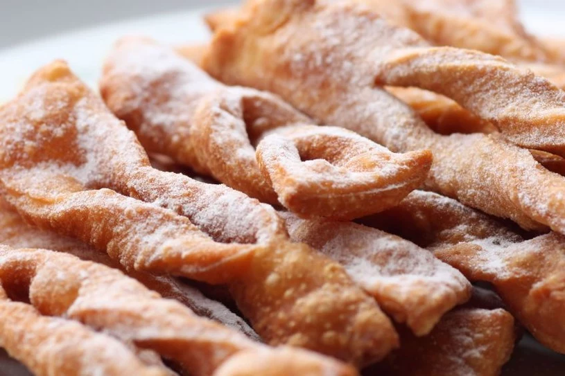 Faworki mają gumowatą konsystencję? Popełniasz jeden błąd