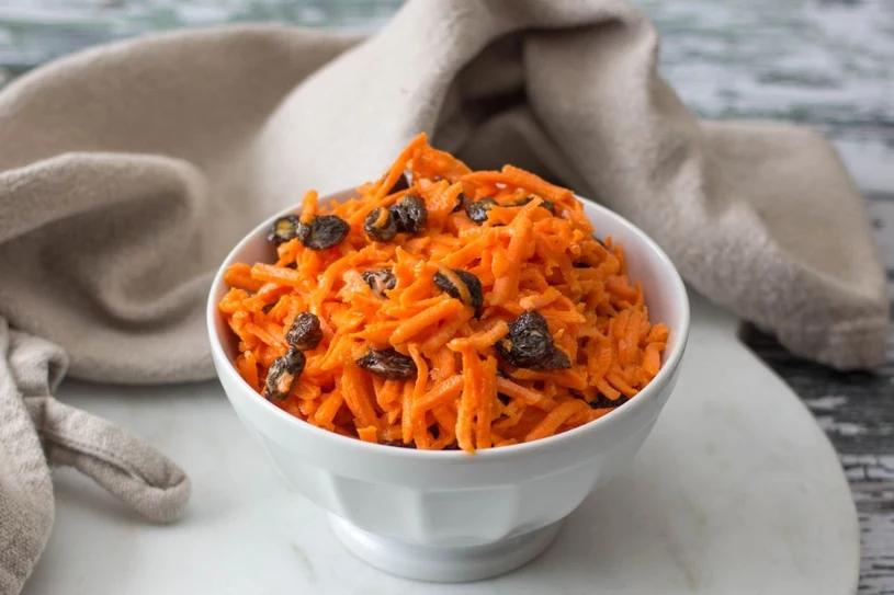 Ta surówka zachwyca smakiem. Turecka sałatka z marchewki to hit do obiadu