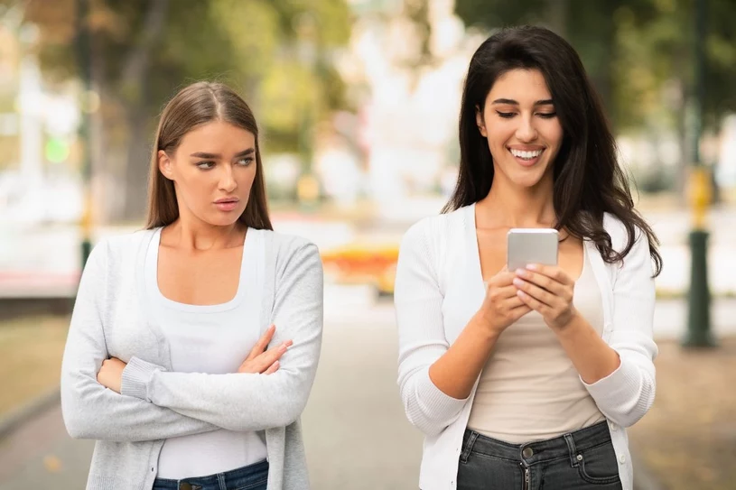 5 niezawodnych sposobów, by rozpoznać zazdrośnika. Najbardziej boli nr 4